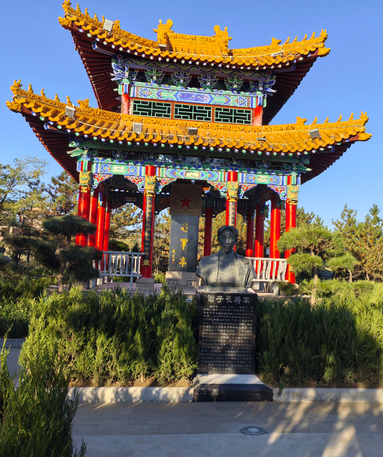  将军亭已完成周边绿植提质，植被层次丰富，将军铜像巍然矗立、肃穆庄严，成为重要的研学基地